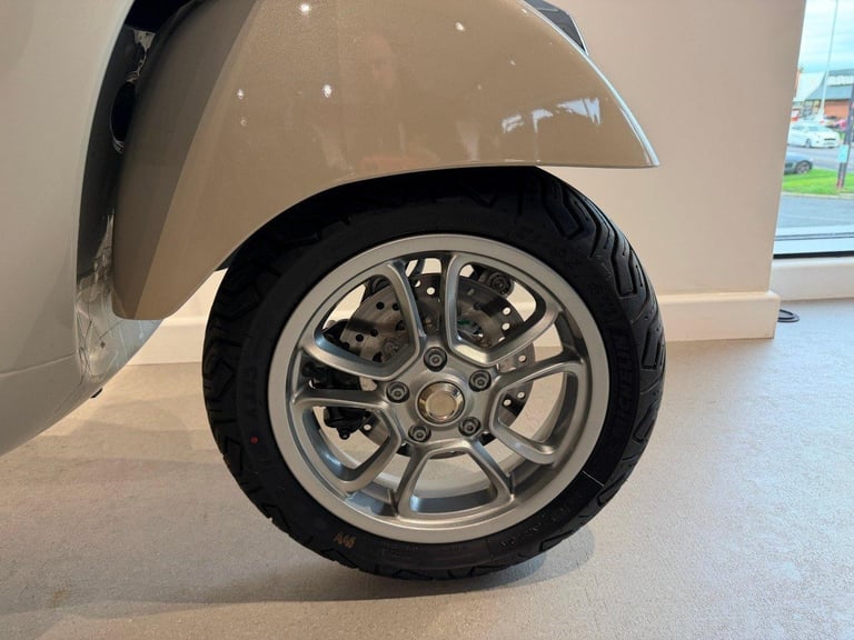 2024 VESPA GTS 300 HPE, '24 Plate with 967 miles