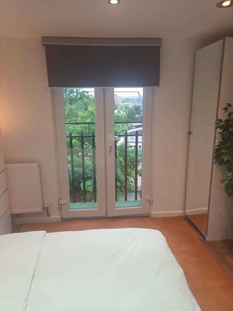 1 bedroom flat in Hathaway Gardens, West Ealing