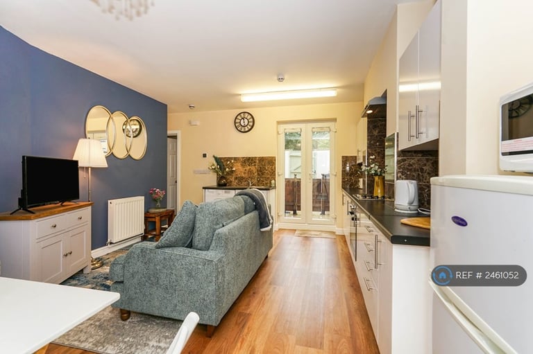 1 bedroom flat in Eccles Town Centre, Eccles, M30 (1 bed) (#2461052)