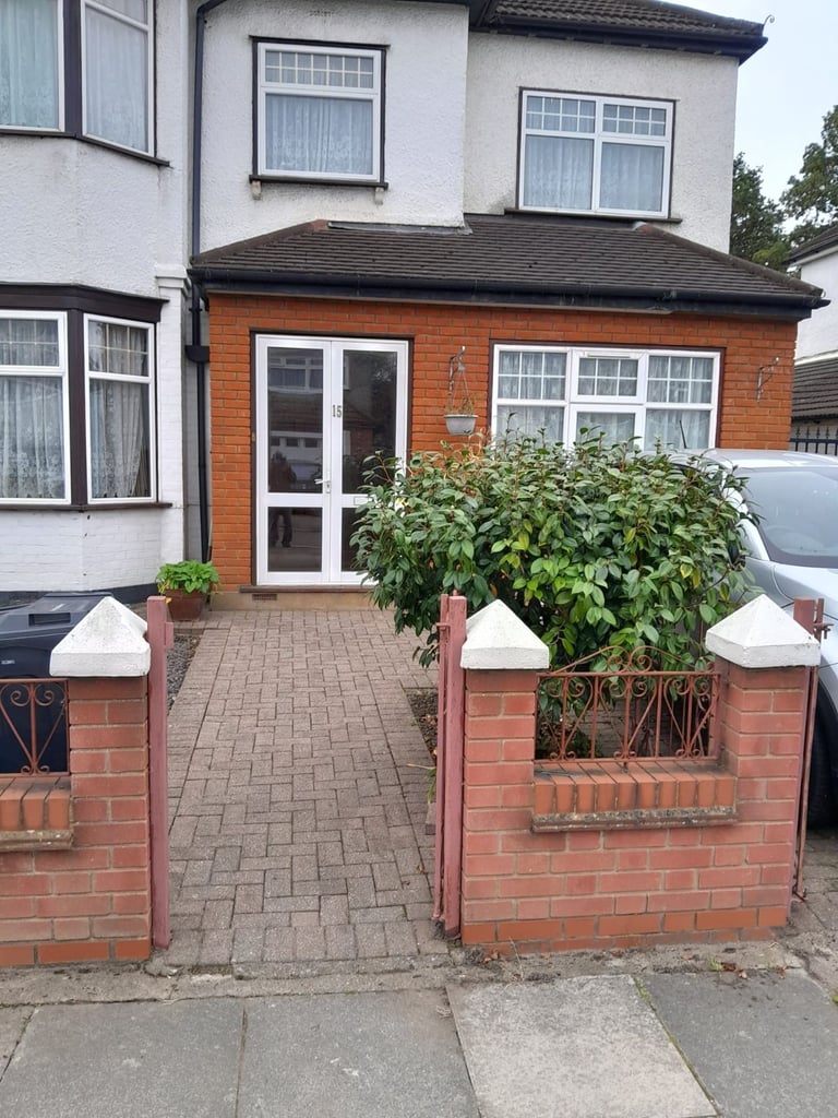 Self Contained Studio Flat.  Good commuting to Redbridge/Gaints Hill and Ilford station