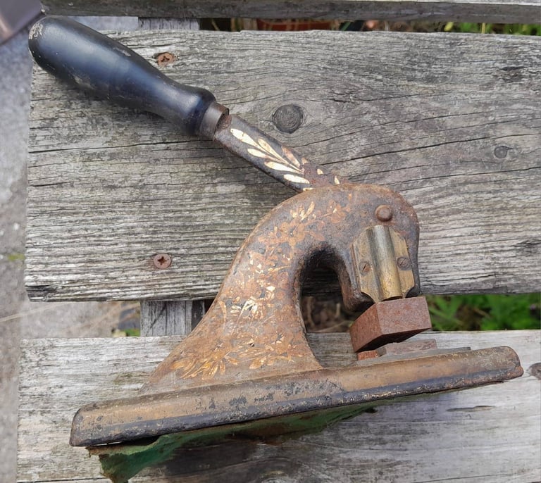 ANTIQUE CAST IRON DESK TOP EMBOSSING MACHINE