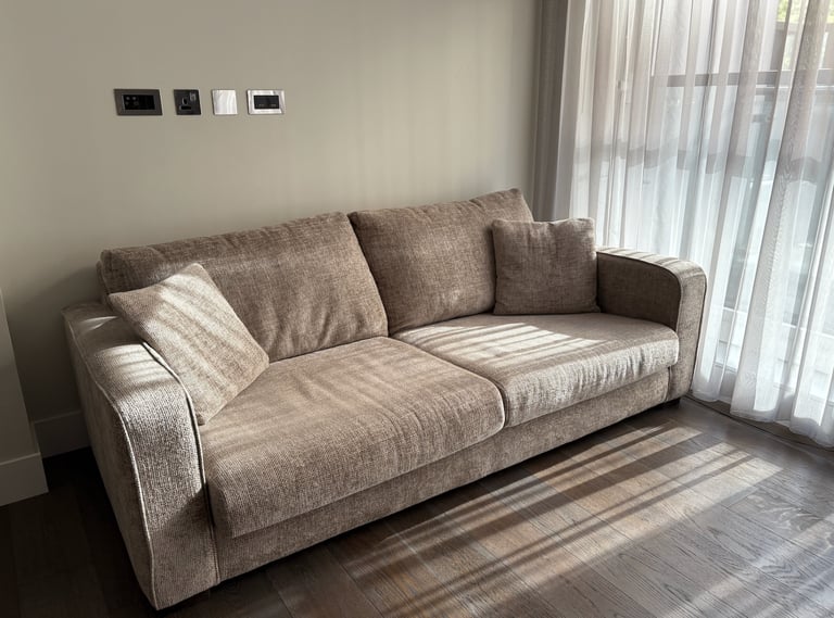 ✨ Beautiful Carson 4-Seater Chenile Sofa – Comfortable, Neutral Tone, Excellent Condition 🛋️