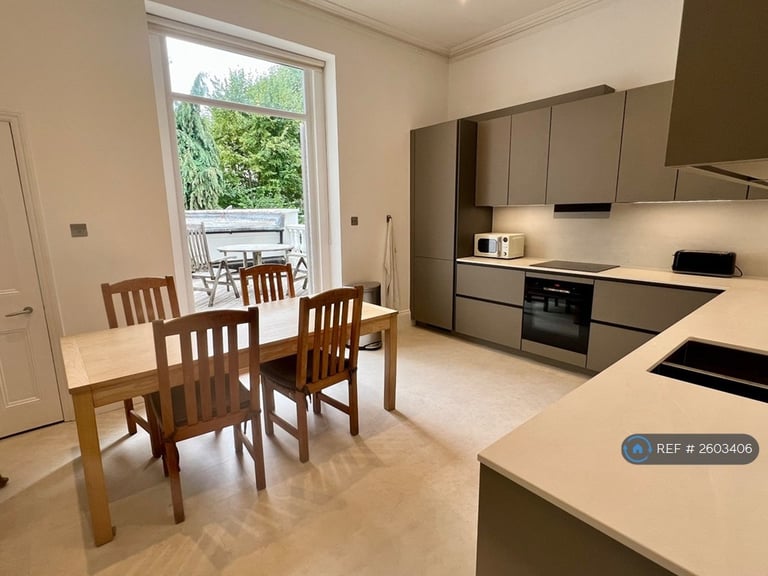 3 bedroom flat in Pembridge Square, London, W2 (3 bed) (#2603406)