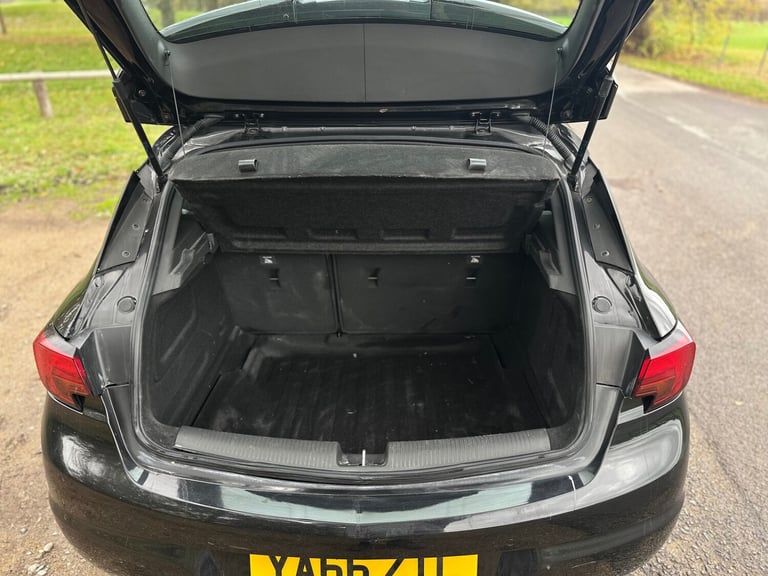 2017 Vauxhall Astra 1.4T 16V 150 SRi Nav 5dr Auto HATCHBACK Petrol Automatic