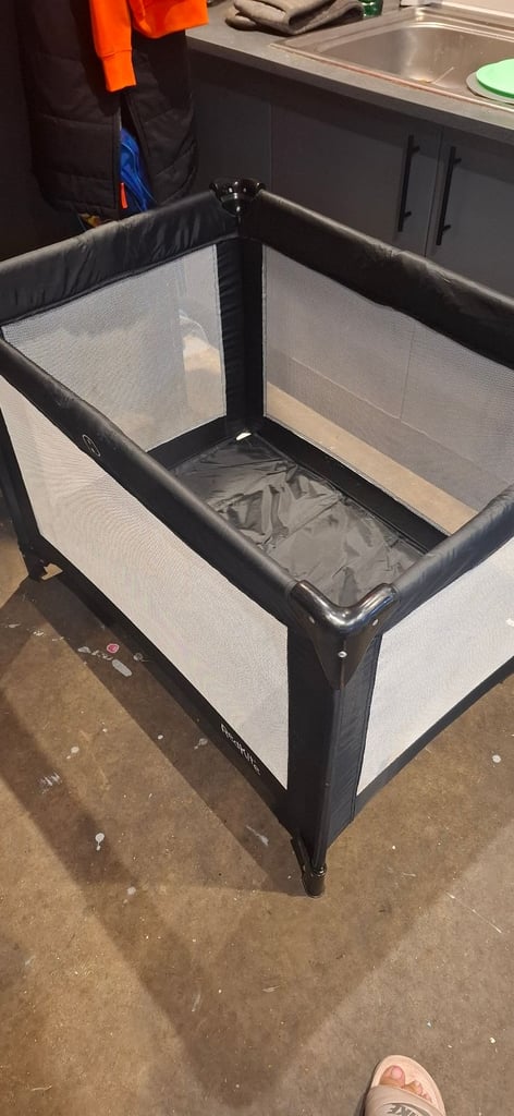 Travel cot with mattress and mattress topper 