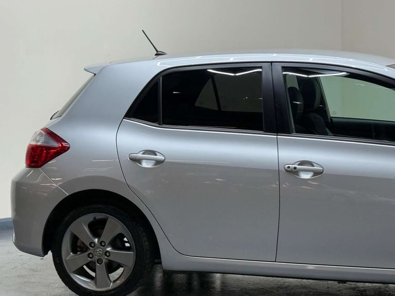 2012 Toyota Auris 1.8 VVT-h T Spirit CVT Euro 5 (s/s) 5dr Hatchback Hybrid Automatic