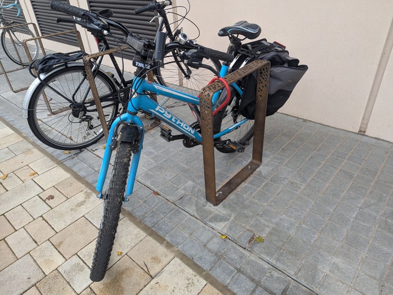 Hybrid Bike – Great Condition + Pannier Bags! 