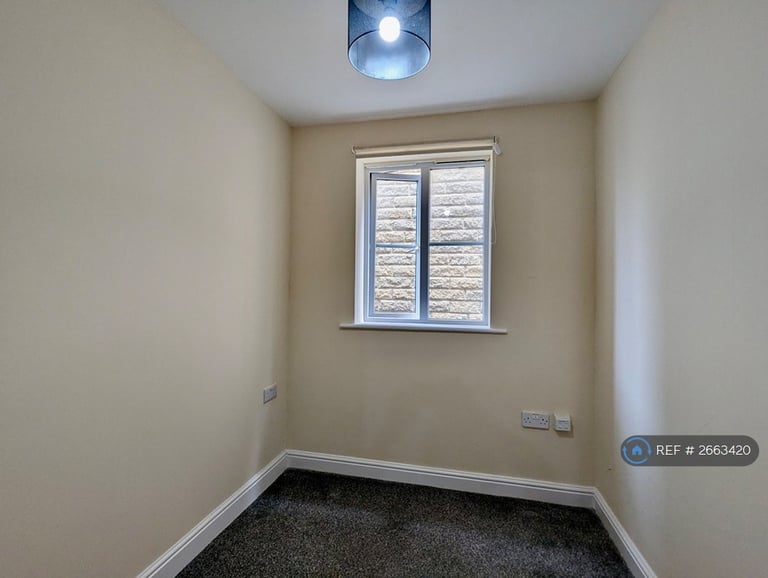 3 bedroom flat in Beechwood Park, Brighouse, HD6 (3 bed) (#2663420)