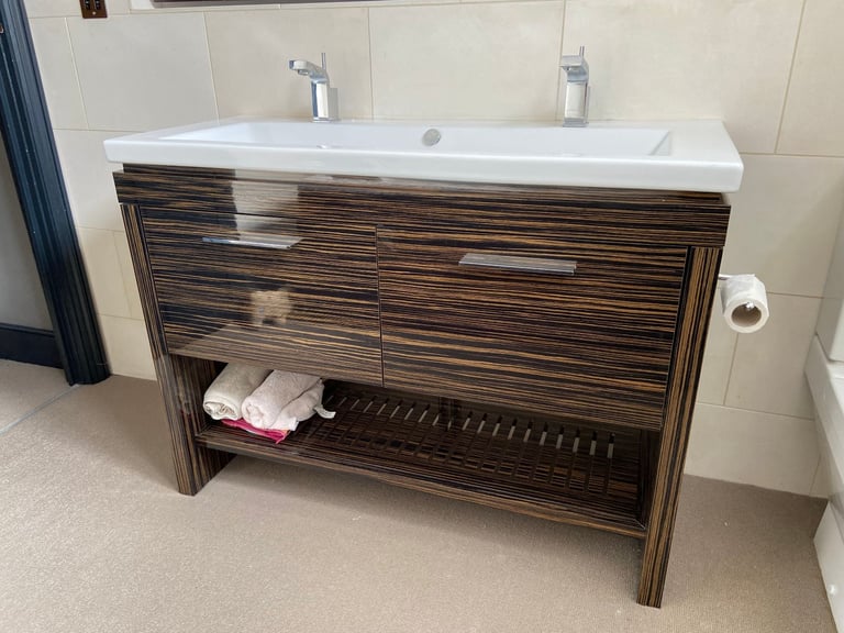 £250 0N0 DURAVIT DOUBLE ENDED BATH AND DOUBLE SINK CABINET SET SECOND HAND