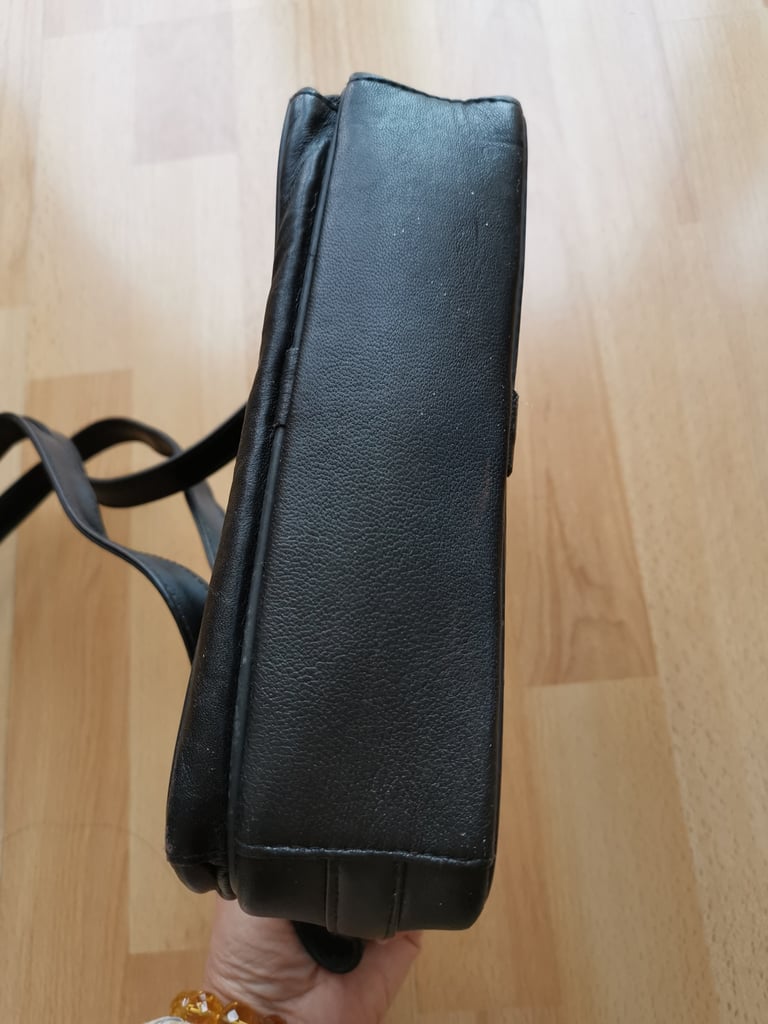 Genuine Leather Shoulder Bag~ 23cm x 16.5cm x 7cm ~Post available*