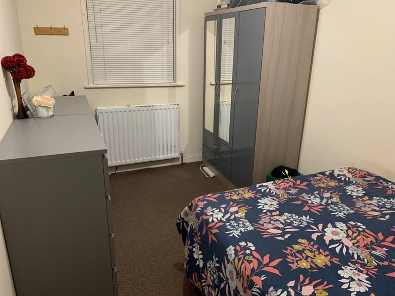 Spacious 2 bedroom house with 2 living rooms for exchange