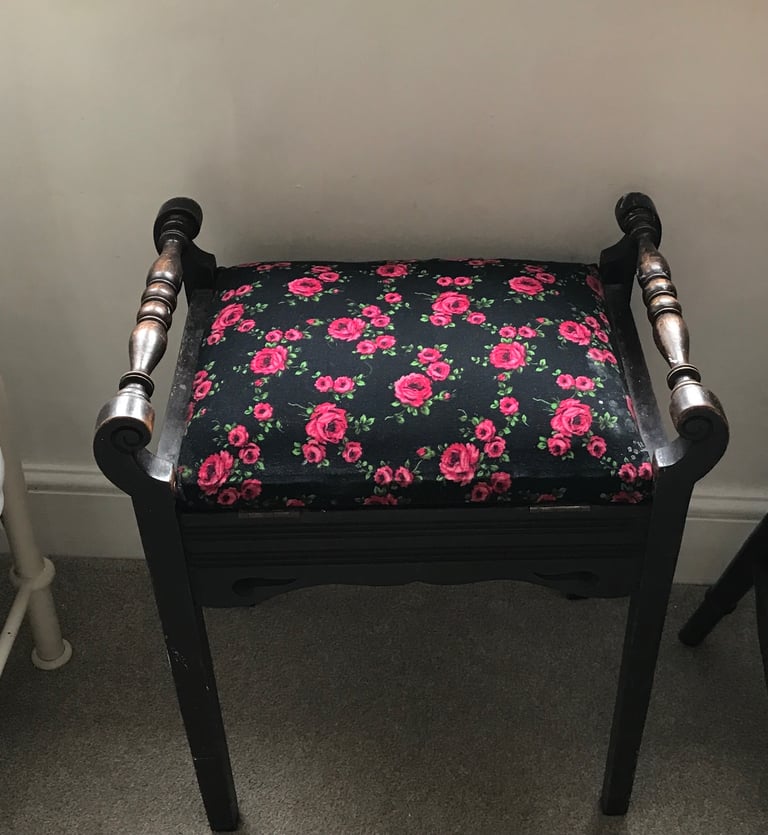 Piano stool 