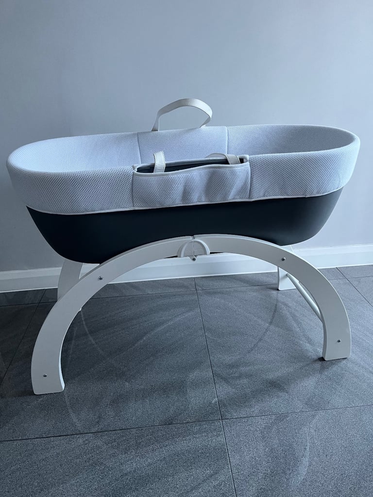 Shnuggle Dreami White Grey Moses basket & Curve Rocking Stand, Mattress & 2 Sheets
