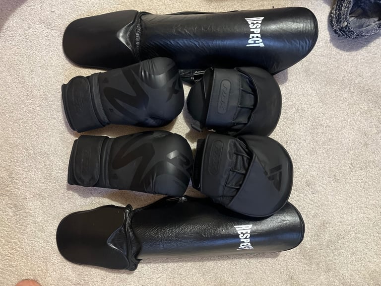 image for Boxinv gloves, focus pads and shin pads