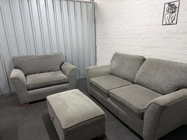 Stunning Oak Furniture Land Large 2 seater , 1 seater and storage pouffe FREE SAME/NEXT DAY DELIVERY