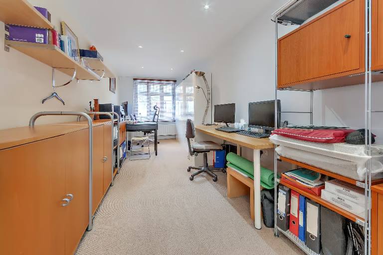 Spacious modern 4 bedroom house, located off shirehall Lane, NW4