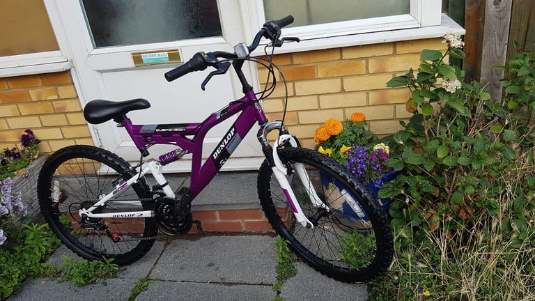 DUNLOP 24" WHEEL BIKE 17" FRAME IN GREAT CLEAN CONDITION AGE 13+