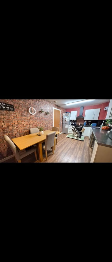 Solid oak extendable dining table 