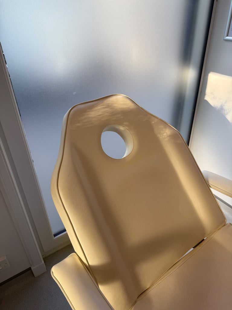 Massage / treatment chair