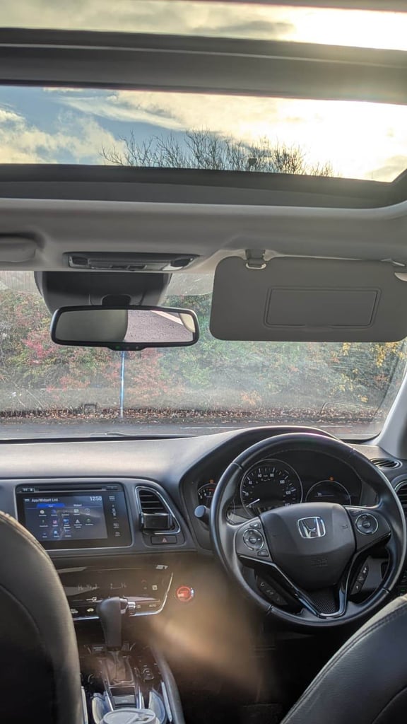2019 Honda HR-V 1.5 i-VTEC Automatic – Panoramic Roof, MOT till March 2026, leather seats