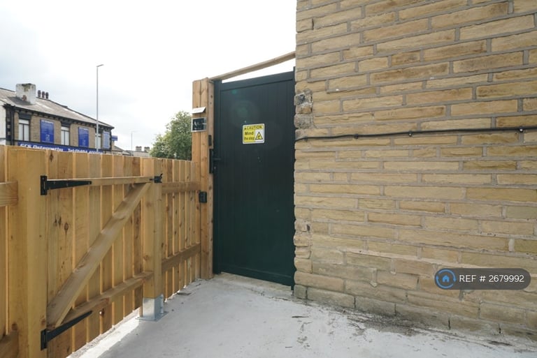 1 bedroom flat in Tudor House, Brighouse, HD6 (1 bed) (#2679992)