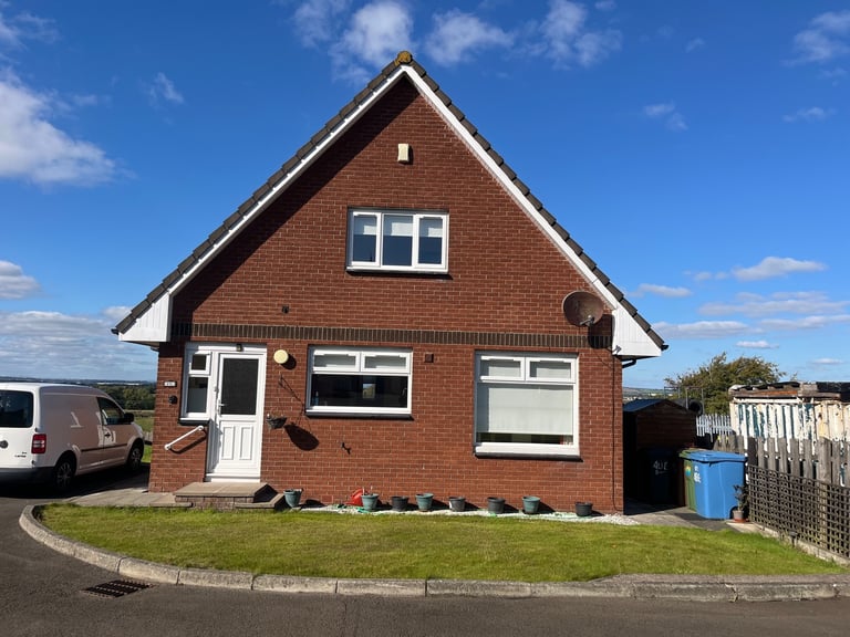 Detached house in West Calder to let