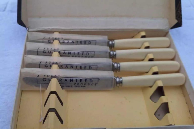 4 VINTAGE LEWIS ROSE & CO TEA KNIVES IN ORIGINAL BOX & WRAPPERS