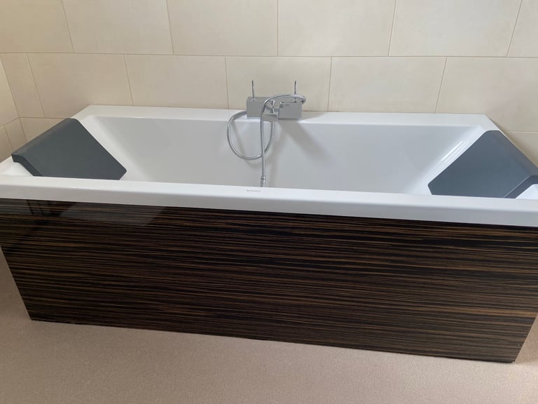 £250 0N0 DURAVIT DOUBLE ENDED BATH AND DOUBLE SINK CABINET SET SECOND HAND