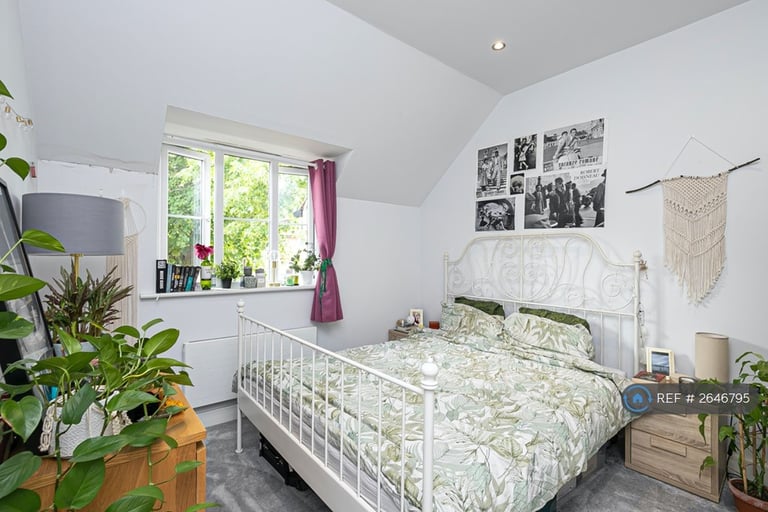 2 bedroom flat in Lawton Green, Loughton, IG10 (2 bed) (#2646795)