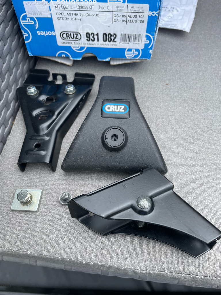 Cruz Roof Bars for Vauxhall/Opel 5 Door Hatchback Astra  2004 to 2010