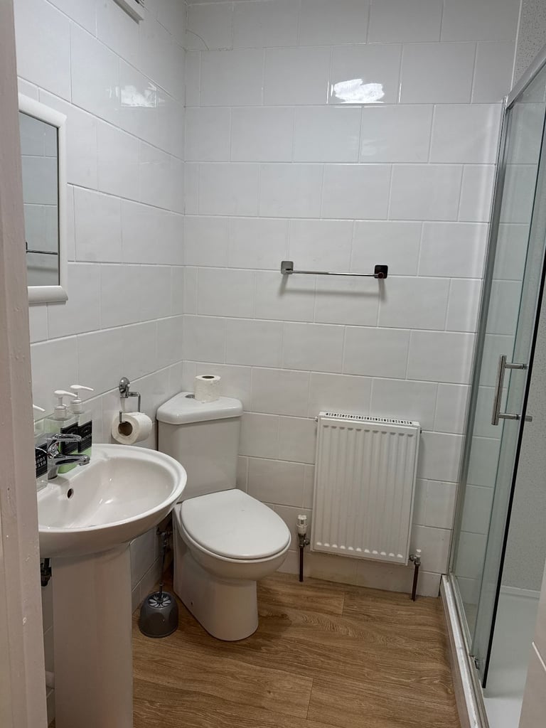 Private En-Suite Room – Flexible Tenancy – Furnished with Desk, TV & Freezer – Free Parking
