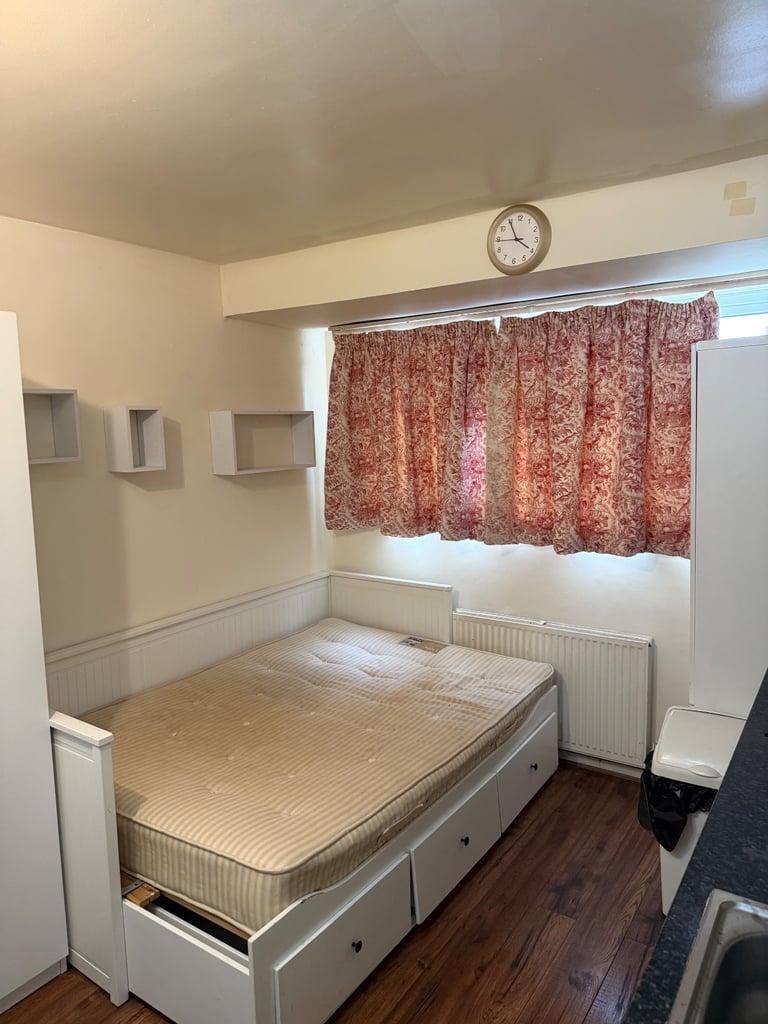 Large double room with en-suite kitchen and the toilet sharing 