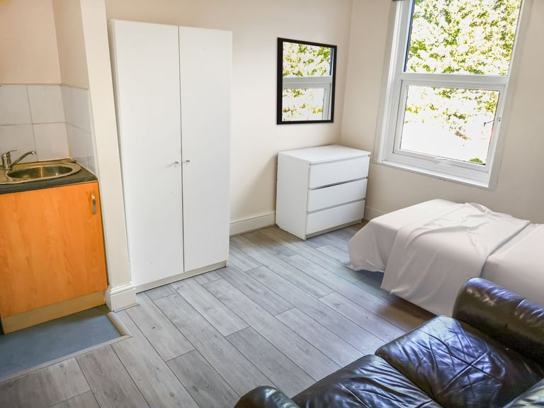 Ensuite DSS only shared house - fantastic place, 6 x ensuites. Not to be missed!
