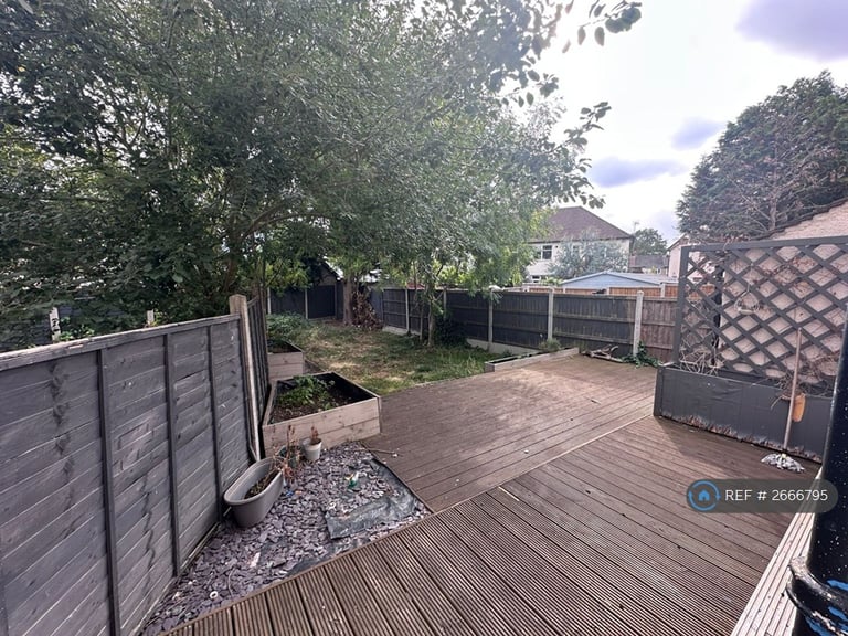 3 bedroom house in Squirrels Heath Road, Romford, RM3 (3 bed) (#2666795)