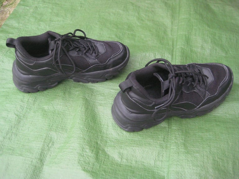 TO CLEAR: Pair of Black UK Size 4 to 4.5 Trainers for £4.00