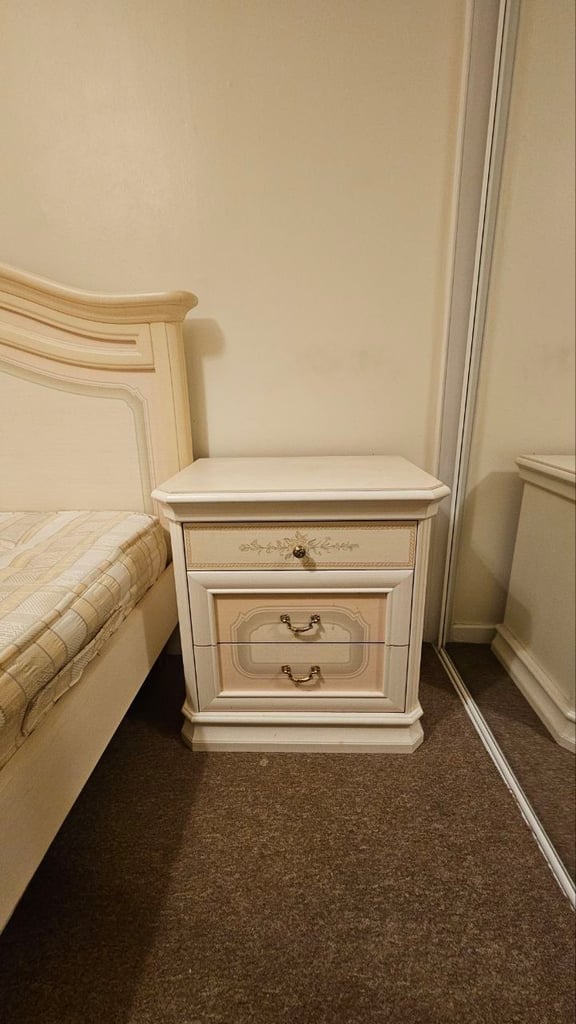 3 wooden nightstands with mirror and doeble bed 170 cm in weights 