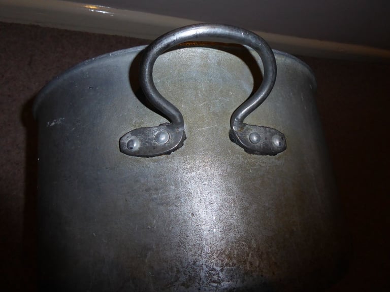 stock pot. professional use. stainless steel. 10 litre capacity