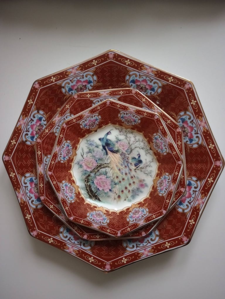 3x Japanese Red Octagonal Porcelaine Plates with Peacocks and Florals, collectible