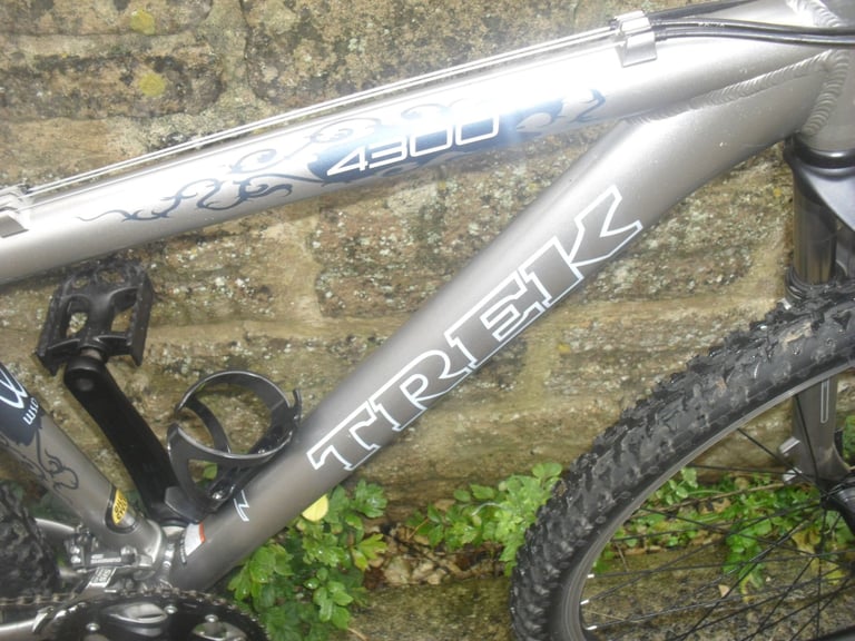 TREK ADULT/YOUTH'S MOUNTAIN STYLE BIKE.