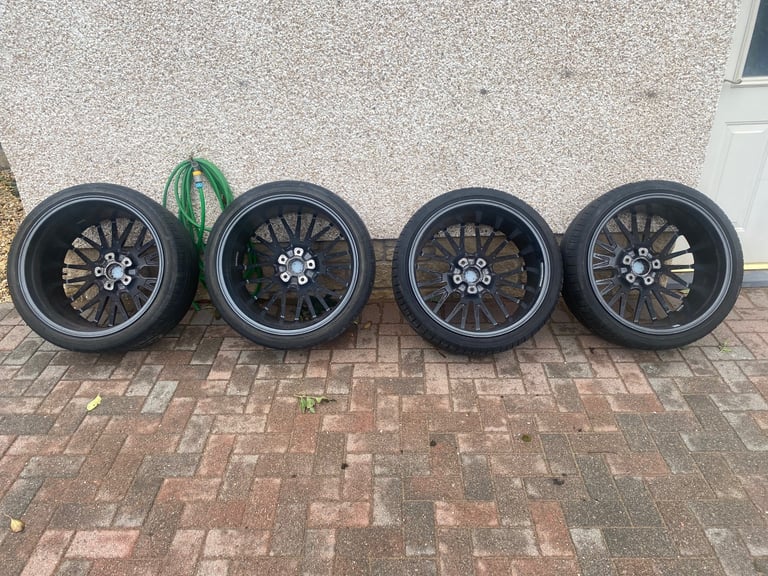 21” genuine Porsche alloy wheels with tyres.