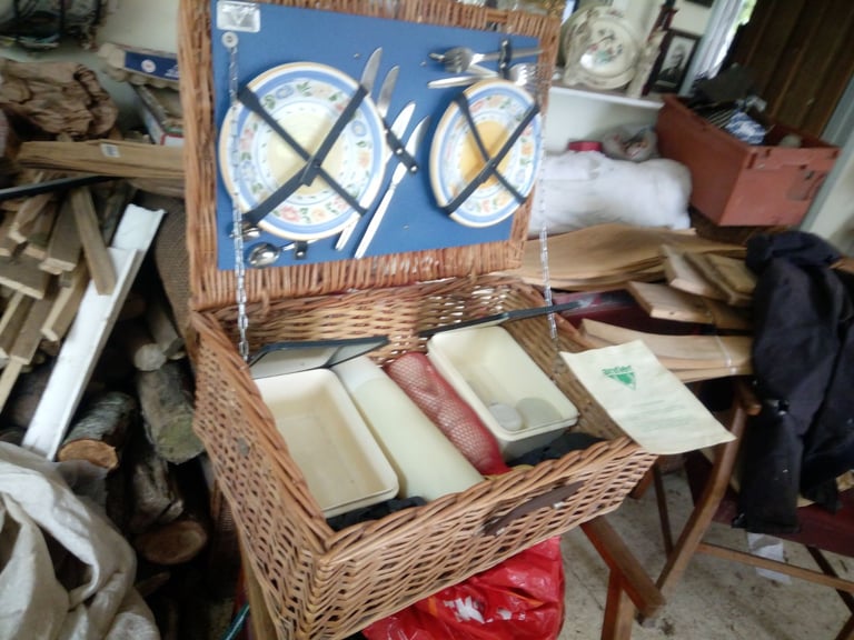 image for Antler Vintage Wicker Picnic Basket - Four Place Settings