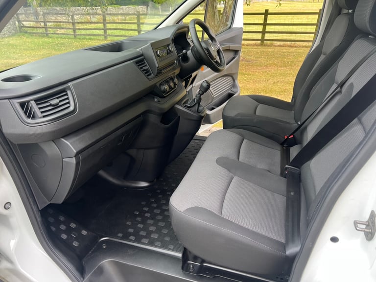 RENAULT TRAFIC SL28 2.0 BLUE DCI 130PS BUSINESS L1H1 SWB VAN 22 REG 35,800 MILES