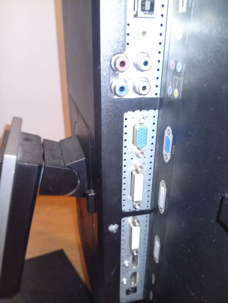 Dell U2410 24" IPS 1920 x 1200 widescreen monitor - great connectivity + USB hub, SD card reader