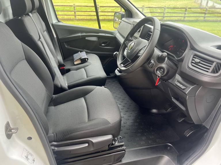 RENAULT TRAFIC SL28 2.0 BLUE DCI 130PS BUSINESS L1H1 SWB VAN 72 REG 66,100 MILES