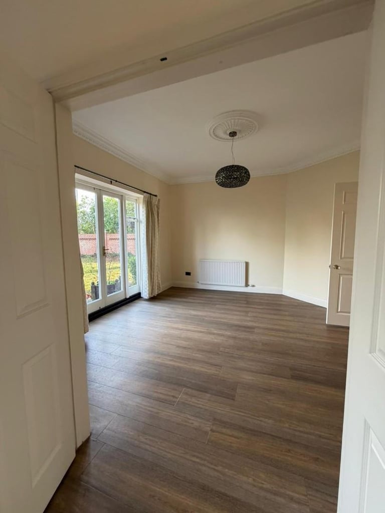 5 BEDROOM DETACHED HOME IN WINDSOR