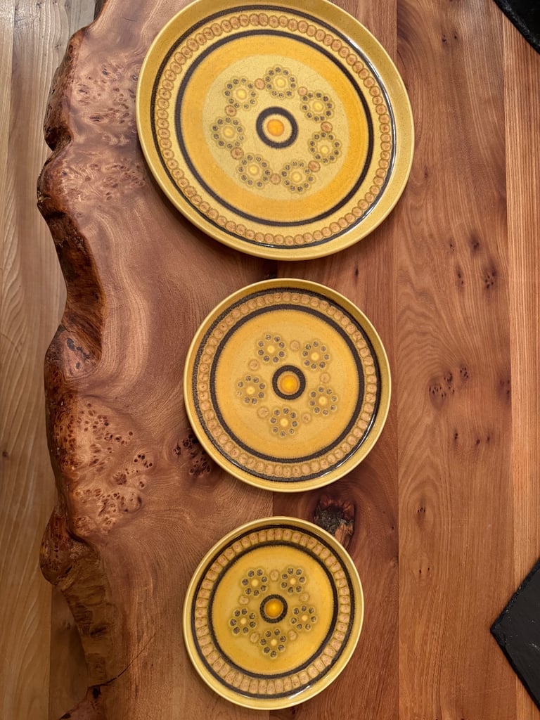 Dinner Service of Franciscan Honeycomb stoneware, made in England. Vintage 1970's