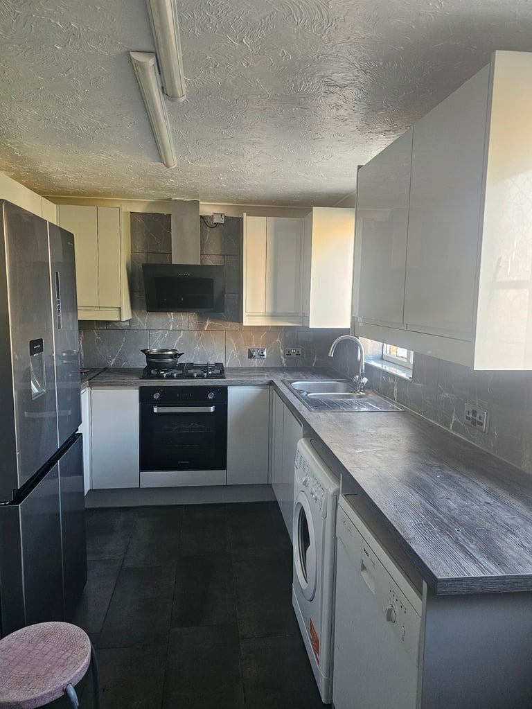 3 Bedroom Luxury Flat, With 1 bath, 1 Shower Available to Rent In North Thamesmead, London