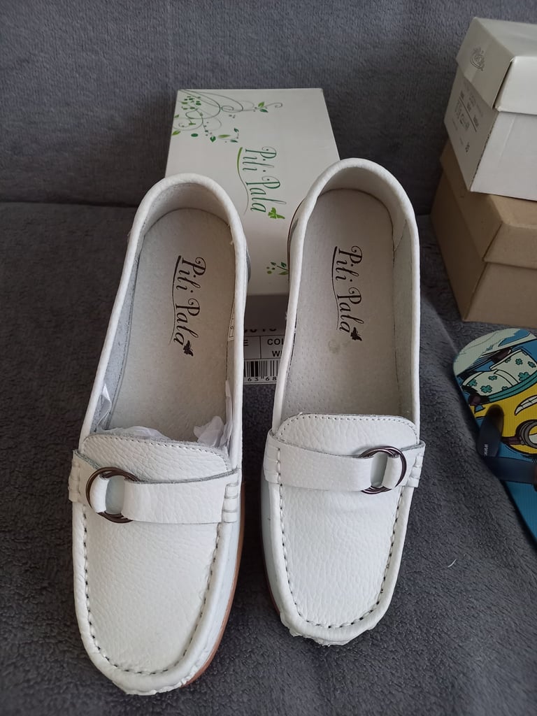 image for Women's  leather Pili Pala shoes size 4 -NEW