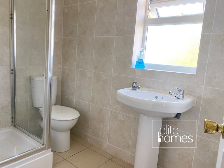 Large first floor rear self-contained Studio Flat in Archway, N19.