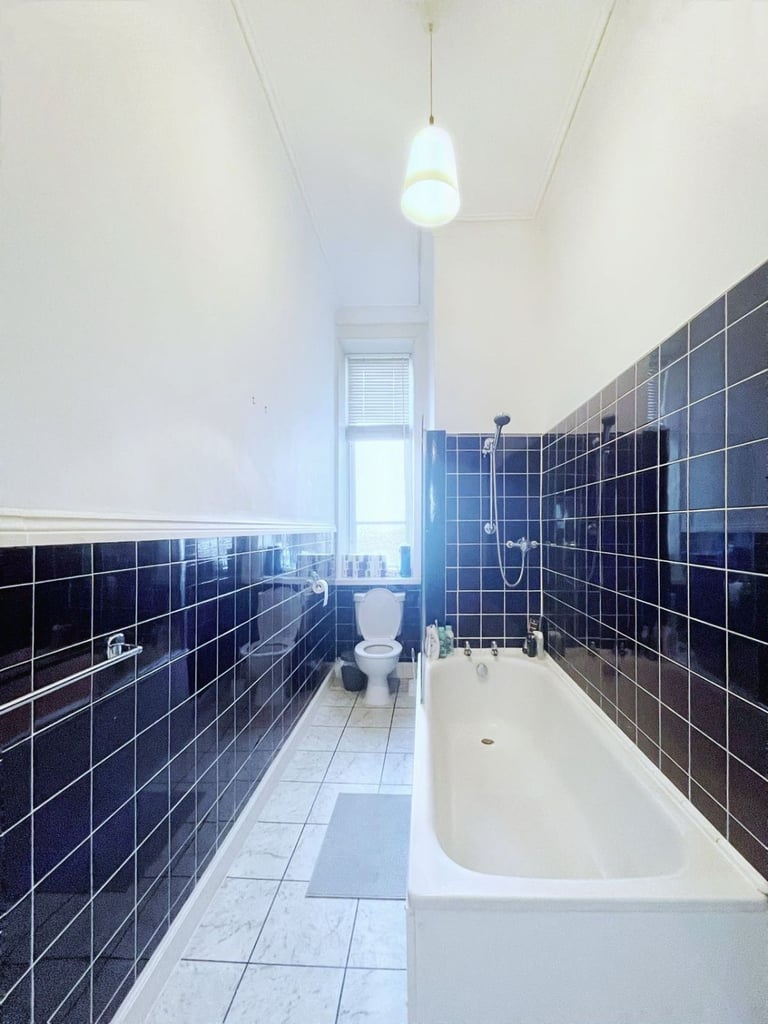 Room in 3-bedroom Superb flat in the West End of Glasgow (G12)
